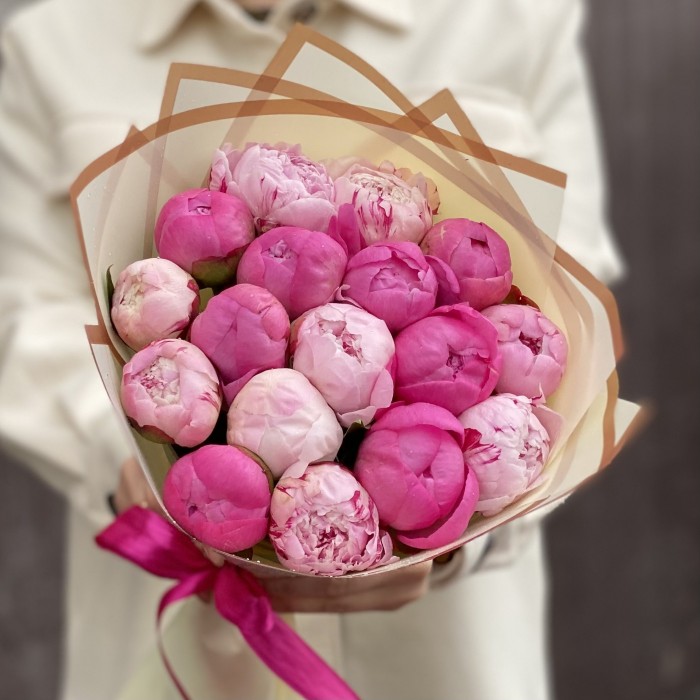 Розовый микс из 17 пионов